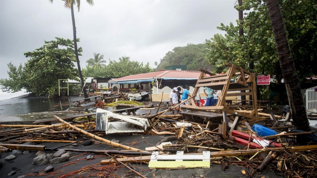 Los escombros en un restaurante en Le Carbet, en la isla caribeña francesa de Martinica, después de ser golpeada por el huracán María foto: AFP Lionel Chamoiseau