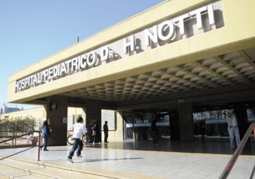 Una mujer fue detenida acusada de matar de un golpe a su hijo de 2 años