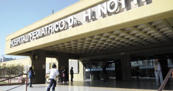 Una mujer fue detenida acusada de matar de un golpe a su hijo de 2 años