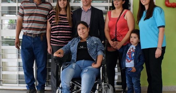 CANDELA SANDOVAL YA CUENTA CON SU SILLA DE RUEDAS MOTORIZADA.