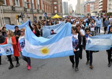 Familiares de los 44 tripulantes del ARA San Juan marcharon en las calles de Mar del Plata
