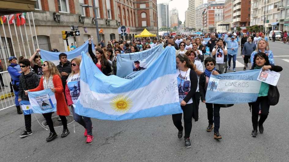 Familiares de los 44 tripulantes del ARA San Juan marcharon en las calles de Mar del Plata