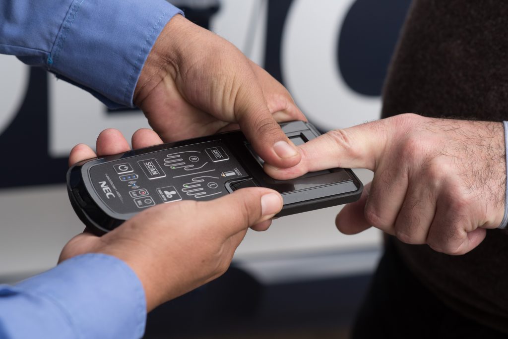 La Policía utiliza tecnología de última generación en controles viales y maniobras operativas