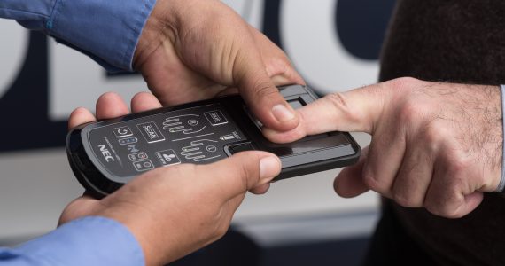 La Policía utiliza tecnología de última generación en controles viales y maniobras operativas