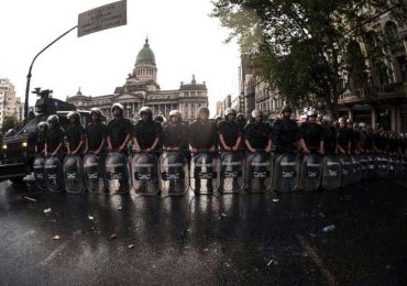 Gendarmería rodeó el Congreso e impidió que manifestantes acamparan.
