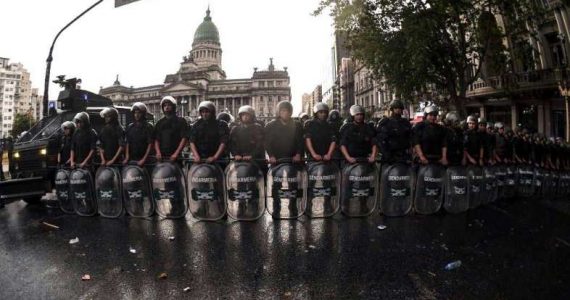 Gendarmería rodeó el Congreso e impidió que manifestantes acamparan.