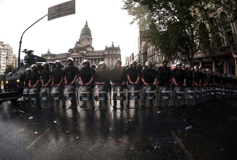 Gendarmería rodeó el Congreso e impidió que manifestantes acamparan.