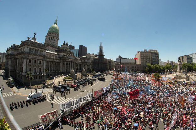 Macri busca aprobar la reforma previsional en otro día de tensión