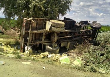 Volcó un camión, murió el conductor y hay un derrame tóxico