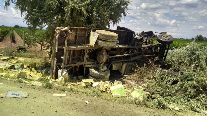 Volcó un camión, murió el conductor y hay un derrame tóxico