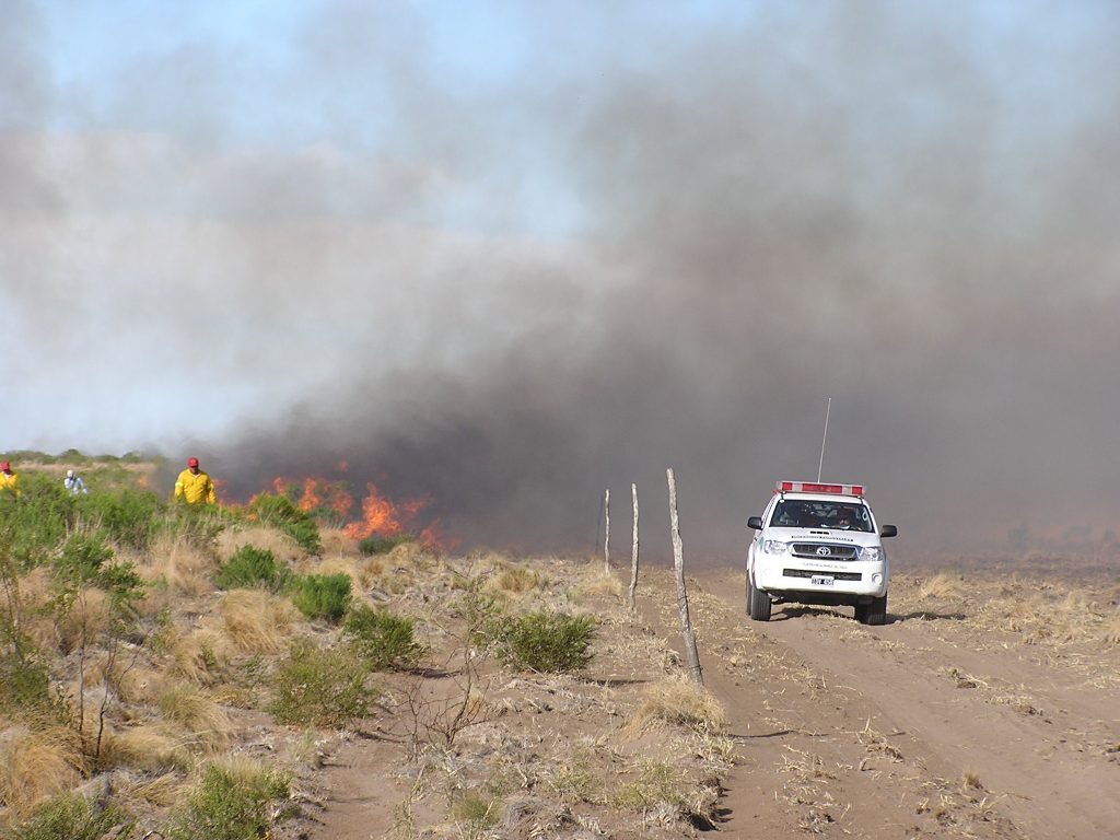 Continúan los trabajos para controlar el fuego en General Alvear