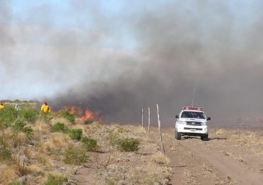 Continúan los trabajos para controlar el fuego en General Alvear