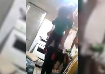 Mujer golpea sin piedad a su hija