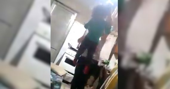 Mujer golpea sin piedad a su hija