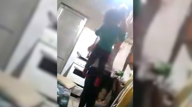 Mujer golpea sin piedad a su hija