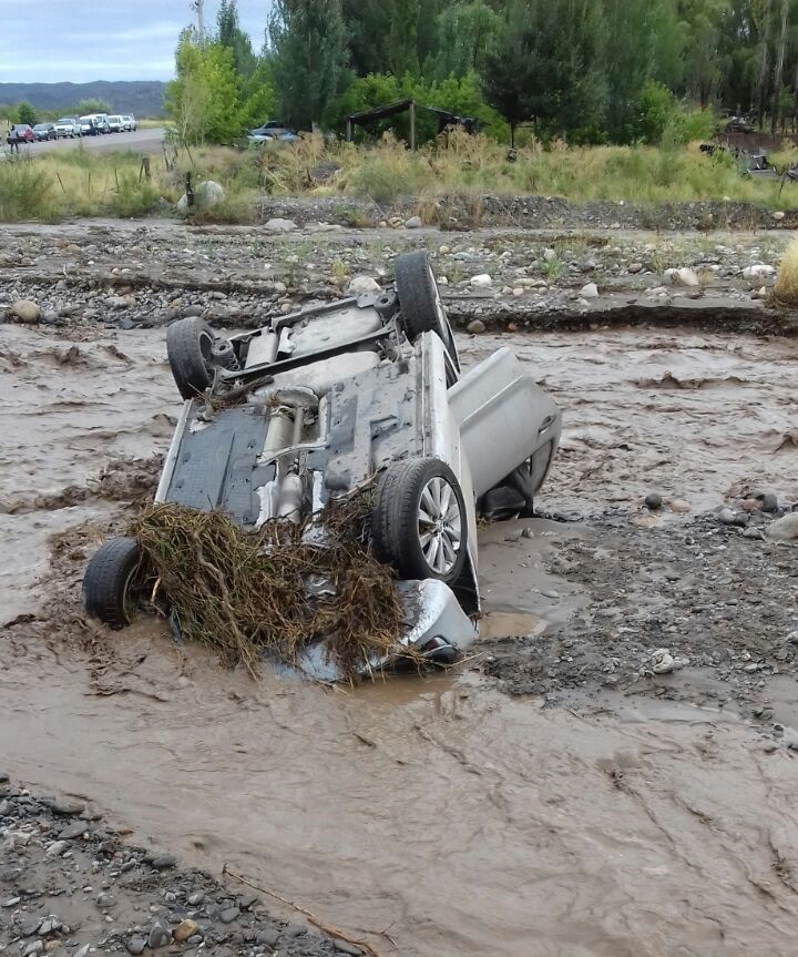 Un vehículo fue arrastrado esta mañana en el Arrollo Anchayuyo