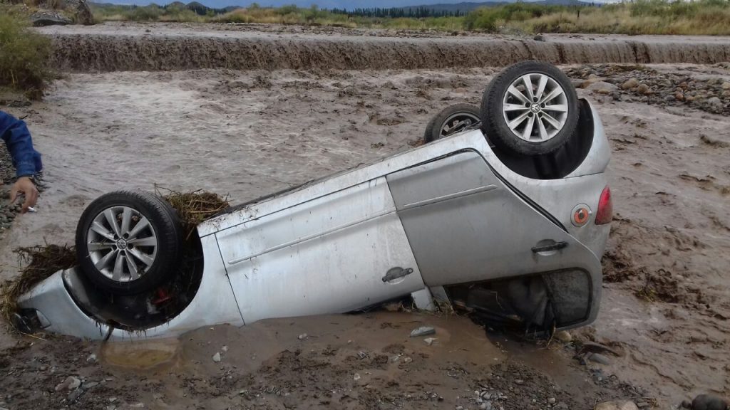 Vehículo arrastrado por la creciente