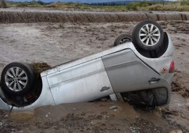 Vehículo arrastrado por la creciente