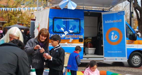LLEGA EL BIBLIOMOVIL A TUPUNGATO