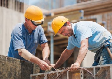 El desempleo bajó, pero también la cantidad de trabajadores