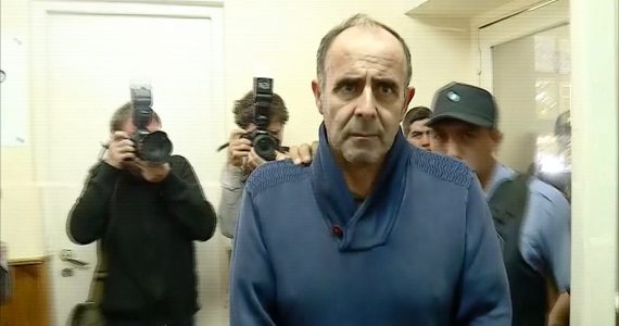 Desde que fue detenido, el empresario luce muy triste y con aspecto desmejorado.