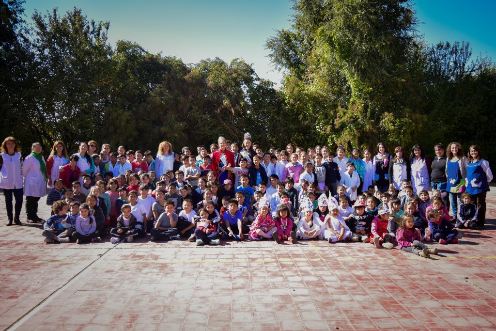 alumnos del Jardín Núcleo N°0-174 de el distrito El Peral, recibieron la visita de María José Di Marco, Virreina Nacional de la Vendimia y Romina Cardozo, Virreina Departamental