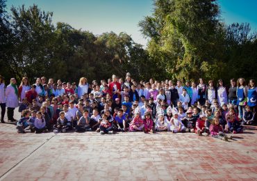 alumnos del Jardín Núcleo N°0-174 de el distrito El Peral, recibieron la visita de María José Di Marco, Virreina Nacional de la Vendimia y Romina Cardozo, Virreina Departamental