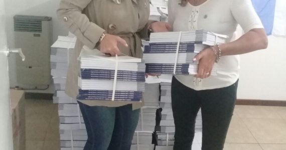 urante este ciclo lectivo, la Dirección General De Escuelas continúa con la entrega de este libro y sus guías correspondientes para los docentes de salas de 5 años