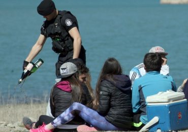 l nuevo Código Contravencional, que se presentó el lunes en la Legislatura y llegó para reformar el Código de Faltas de 1965, avanzará multando contravenciones que no figuraban en el que está vigente, que ya tiene 53 años. Entre ellos, en una medida que generará polémicas, prevé multas que podrían llegar a los $57.000 y hasta arresto de 60 días de aquellos padres o tutores que "permitieren de forma expresa el consumo de alcohol en forma excesiva o de sustancias tóxicas" a menores. También sanciona duramente las reincidencias. Si bien las autoridades del Ministerio de Seguridad harán hoy la presentación formal del proyecto de reforma que impulsa el gobierno de Cornejo, Diario UNO accedió al artículo que seguramente generará discusiones en la Casa de las Leyes y en la sociedad toda, ya que ataca una situación que puede darse, incluso en la intimidad de una familia, puertas adentro de una casa. Estipula que de encontrarse a un menor alcoholizado o drogado o recibirse una denuncia sobre un caso puntual, se buscará llegar hasta el progenitor o tutor que pudo proveérselo u omitió control alguno incluso en las llamadas previas que los jóvenes realizan en sus hogares antes de salir a bailar. Así, el artículo 96 del proyecto que deberá analizar en principio el Senado sanciona el "suministro o permiso de consumo a menores... cualquiera fuera el ámbito" y estipula que las sanciones serán multas que irán de las 1.500 unidades fiscales (hoy su valor en Mendoza es de $9,50 cada una, por lo que la multa inicial sería de $14.250) hasta las 6.000 unidades fiscales ($57.000) o el arresto que va de 15 a 60 días, con la obligación de asistir a un tratamiento de adicción. También añade, en el artículo 97, que a los reincidentes de esta contravención se los sancionará con el doble de lo previsto. Como aún los detalles no llegaron a la Casa de las Leyes, en el Ministerio de Seguridad ayer reinó el silencio respecto de los cambios que conlleva el nuevo Código Contravencional. Sin embargo, fuentes idóneas aseguraron que para avanzar sobre las sanciones a los padres bastará con encontrar un menor alcoholizado, con una denuncia o una compulsa. Con eso ya podrá avanzar el juez contravencional. También habrá cambios en la designación de estos jueces. "No se puede avanzar sobre una situación que se da en la intimidad de un hogar" se quejarán algunos; o "cómo van a culpar de una falta a alguien que no la cometió, sino que fue su hijo", dirán otros. Como sea, la iniciativa ya está estudiada y escrita y promete dentro y fuera de la Legislatura.