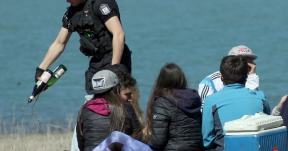 l nuevo Código Contravencional, que se presentó el lunes en la Legislatura y llegó para reformar el Código de Faltas de 1965, avanzará multando contravenciones que no figuraban en el que está vigente, que ya tiene 53 años. Entre ellos, en una medida que generará polémicas, prevé multas que podrían llegar a los $57.000 y hasta arresto de 60 días de aquellos padres o tutores que "permitieren de forma expresa el consumo de alcohol en forma excesiva o de sustancias tóxicas" a menores. También sanciona duramente las reincidencias. Si bien las autoridades del Ministerio de Seguridad harán hoy la presentación formal del proyecto de reforma que impulsa el gobierno de Cornejo, Diario UNO accedió al artículo que seguramente generará discusiones en la Casa de las Leyes y en la sociedad toda, ya que ataca una situación que puede darse, incluso en la intimidad de una familia, puertas adentro de una casa. Estipula que de encontrarse a un menor alcoholizado o drogado o recibirse una denuncia sobre un caso puntual, se buscará llegar hasta el progenitor o tutor que pudo proveérselo u omitió control alguno incluso en las llamadas previas que los jóvenes realizan en sus hogares antes de salir a bailar. Así, el artículo 96 del proyecto que deberá analizar en principio el Senado sanciona el "suministro o permiso de consumo a menores... cualquiera fuera el ámbito" y estipula que las sanciones serán multas que irán de las 1.500 unidades fiscales (hoy su valor en Mendoza es de $9,50 cada una, por lo que la multa inicial sería de $14.250) hasta las 6.000 unidades fiscales ($57.000) o el arresto que va de 15 a 60 días, con la obligación de asistir a un tratamiento de adicción. También añade, en el artículo 97, que a los reincidentes de esta contravención se los sancionará con el doble de lo previsto. Como aún los detalles no llegaron a la Casa de las Leyes, en el Ministerio de Seguridad ayer reinó el silencio respecto de los cambios que conlleva el nuevo Código Contravencional. Sin embargo, fuentes idóneas aseguraron que para avanzar sobre las sanciones a los padres bastará con encontrar un menor alcoholizado, con una denuncia o una compulsa. Con eso ya podrá avanzar el juez contravencional. También habrá cambios en la designación de estos jueces. "No se puede avanzar sobre una situación que se da en la intimidad de un hogar" se quejarán algunos; o "cómo van a culpar de una falta a alguien que no la cometió, sino que fue su hijo", dirán otros. Como sea, la iniciativa ya está estudiada y escrita y promete dentro y fuera de la Legislatura.