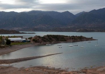 Fue en el Salto, en Potrerillos, donde divisó un cadáver en una zona de difícil acceso, entre los cerros.
