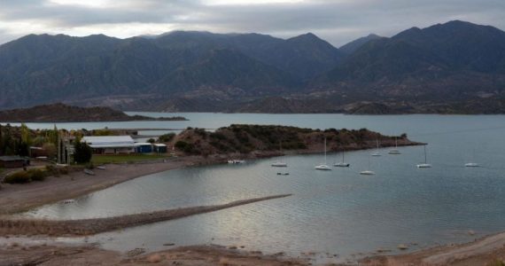 Fue en el Salto, en Potrerillos, donde divisó un cadáver en una zona de difícil acceso, entre los cerros.