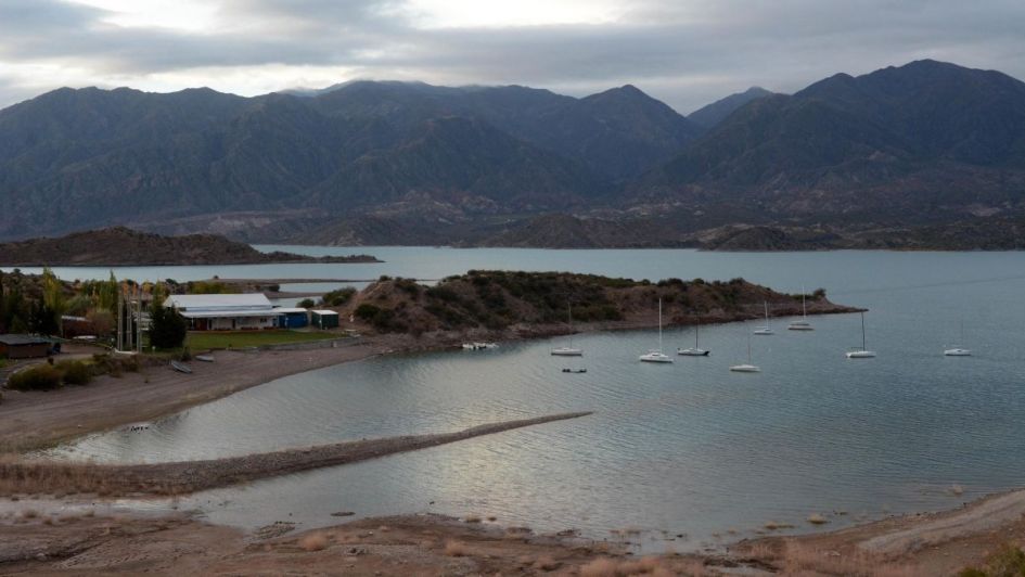 Fue en el Salto, en Potrerillos, donde divisó un cadáver en una zona de difícil acceso, entre los cerros.