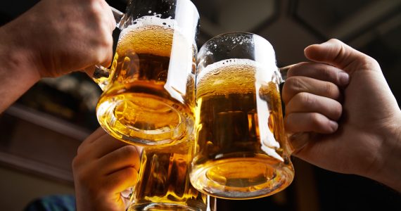 El impuesto a la cerveza bajaría y preocupa a bodegueros