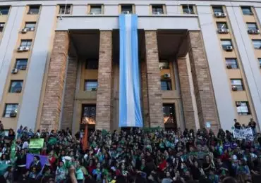 Manifestantes a favor de despenalizar el aborto en la explanada de Casa de Gobierno.