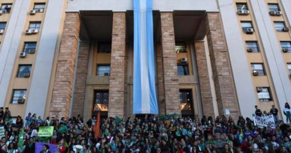 Manifestantes a favor de despenalizar el aborto en la explanada de Casa de Gobierno.