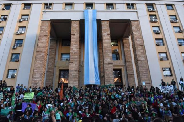 Manifestantes a favor de despenalizar el aborto en la explanada de Casa de Gobierno.