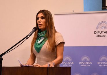 Flor de la V. Perdió a su madre cuando tenía dos años.Flor de la V. Perdió a su madre cuando tenía dos años.