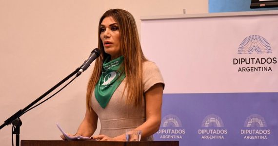 Flor de la V. Perdió a su madre cuando tenía dos años.Flor de la V. Perdió a su madre cuando tenía dos años.