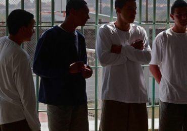 Quieren que los padres paguen por los delitos que cometan sus hijos