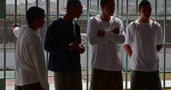 Quieren que los padres paguen por los delitos que cometan sus hijos