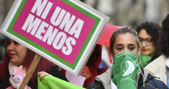 Multitudinaria marcha en Mendoza por #NiUnaMenos. Foto: Horacio Altamirano. MENDOZA Una multitud en la marcha por el aniversario de #NiUnaMenos