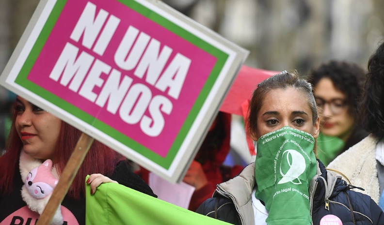 Multitudinaria marcha en Mendoza por #NiUnaMenos. Foto: Horacio Altamirano. MENDOZA Una multitud en la marcha por el aniversario de #NiUnaMenos