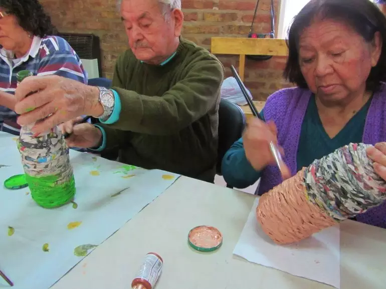 Imparte DIF taller de manualidades para adultos mayores en Plaza