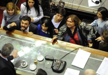 Los diputados cuestionaron a Emilio Monzó, presidente de la Cámara por seguir el debante mientras hay incidentes afuera del Congreso -