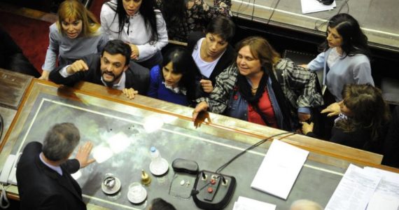 Los diputados cuestionaron a Emilio Monzó, presidente de la Cámara por seguir el debante mientras hay incidentes afuera del Congreso -