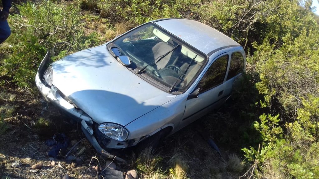 El accidente se produjo alrededor de las 3 de la madrugada de ayer. El conductor afortunadamente resultó ileso. 
