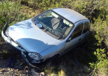 El accidente se produjo alrededor de las 3 de la madrugada de ayer. El conductor afortunadamente resultó ileso. 