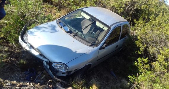 El accidente se produjo alrededor de las 3 de la madrugada de ayer. El conductor afortunadamente resultó ileso.