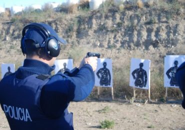 Policía herido en una pierna